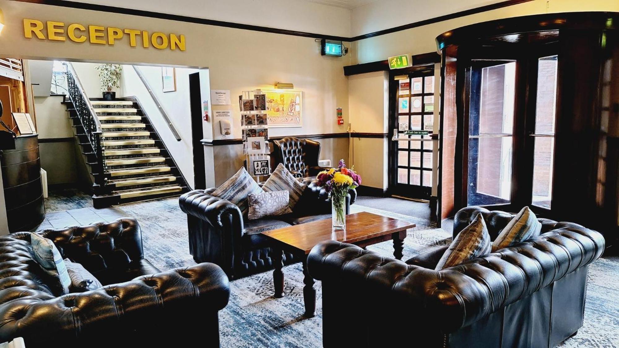 The Brocket Arms Wetherspoon Hotel วีแกน ภายนอก รูปภาพ